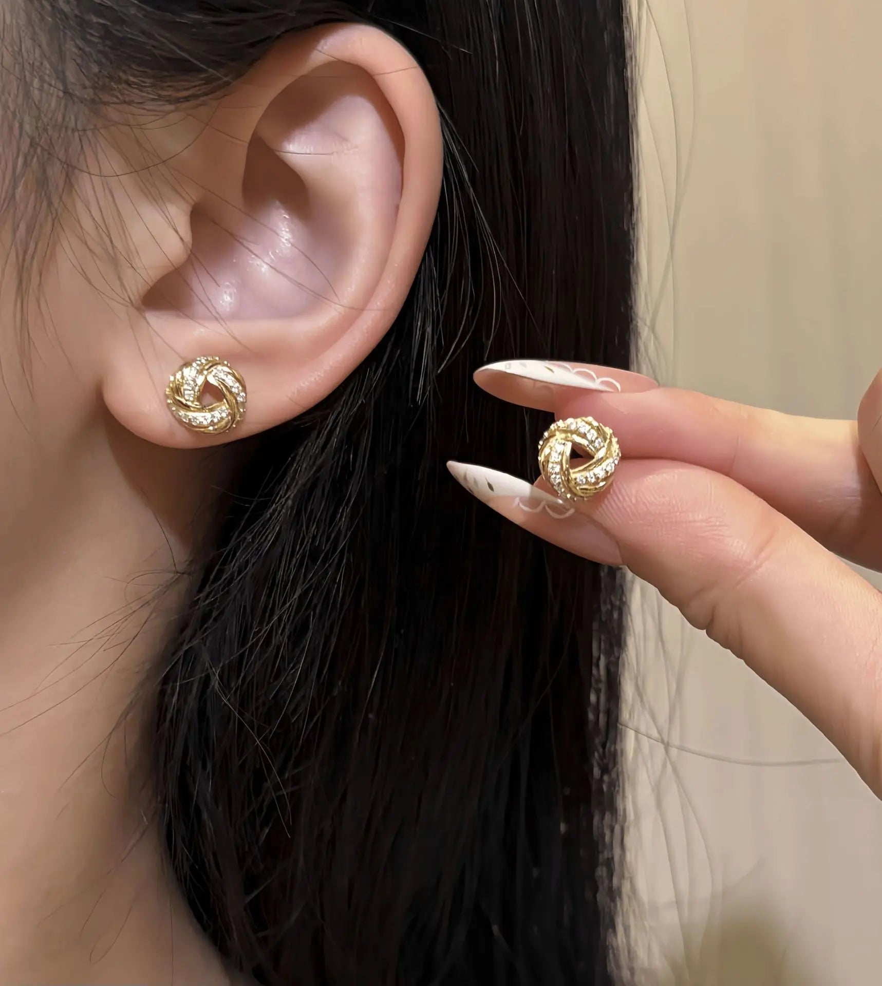 Diamond-studded Entwined Triangular Stud Earrings Exquisite Sweet Earrings for Women Affordable Luxury Gifts Commuting Jewelry