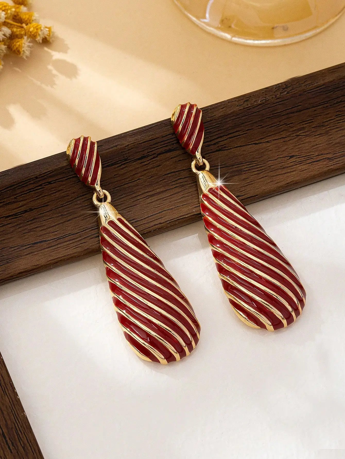A Pair of Trendy, Sexy, Exaggerated, Fashionable, and Versatile Women's Oil-Drip Earrings in a European and American Style
